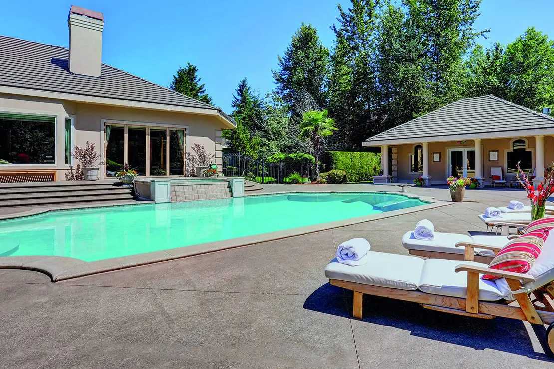 Casa con impresionante piscina pavimentada con hormigón impreso